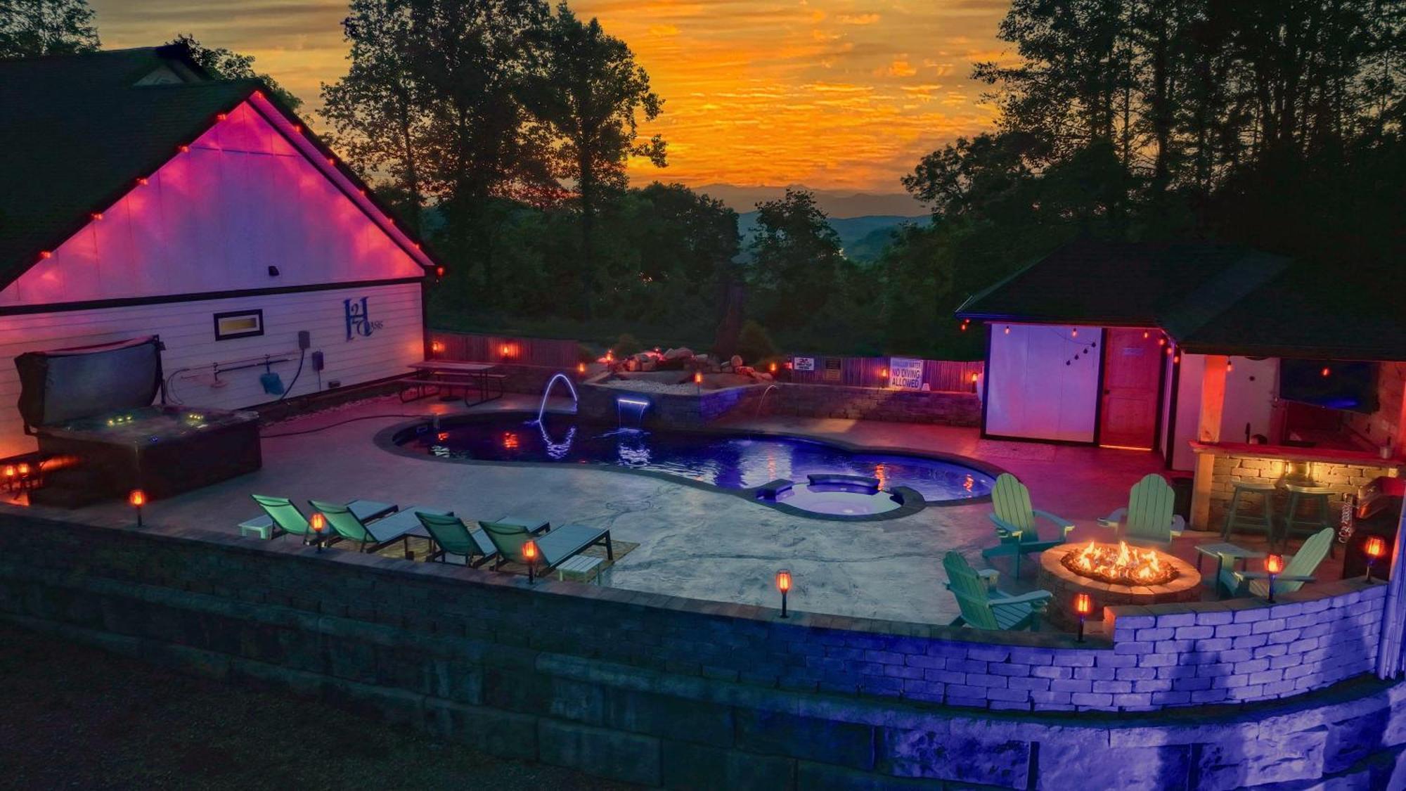 H2Oasis Incredible Pool Retreat With Mountains Views! Villa เซอเวียร์วีล ภายนอก รูปภาพ